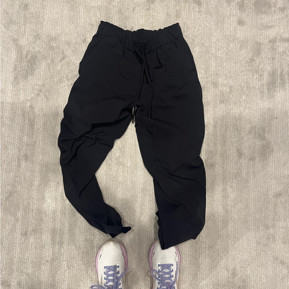 Lululemon HR joggers in black. Size 6